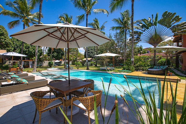 Piscina all'aperto, ombrelloni da piscina, lettini