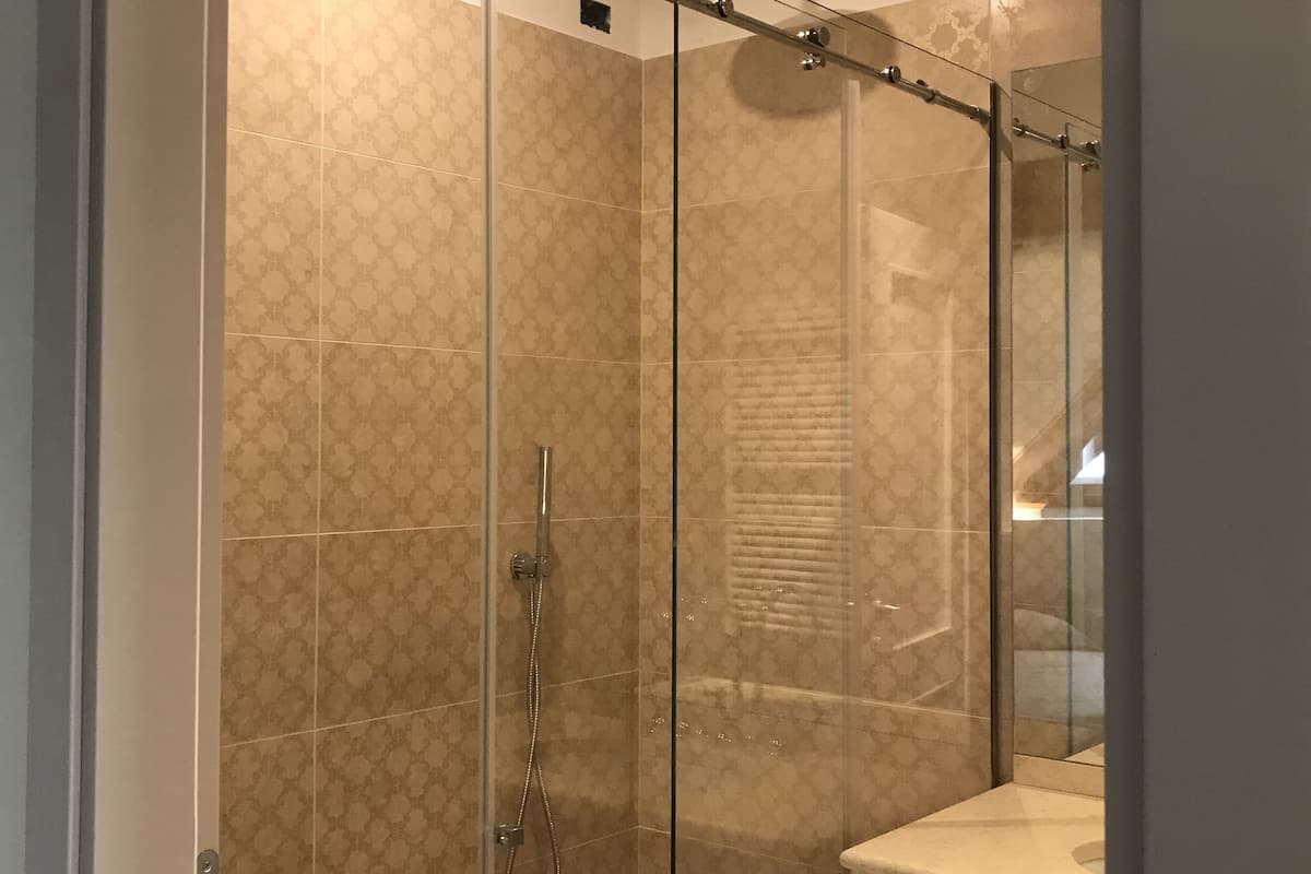 Dusche, Regendusche, kostenlose Toilettenartikel, Haartrockner