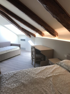 1 dormitorio, edredones de plumas, minibar y caja fuerte