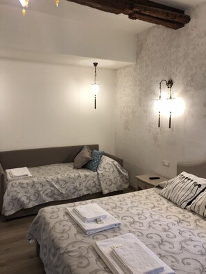 Kolmen hengen deluxe-huone | 1 makuuhuone, untuvapeitot, minibaari, tallelokero huoneessa