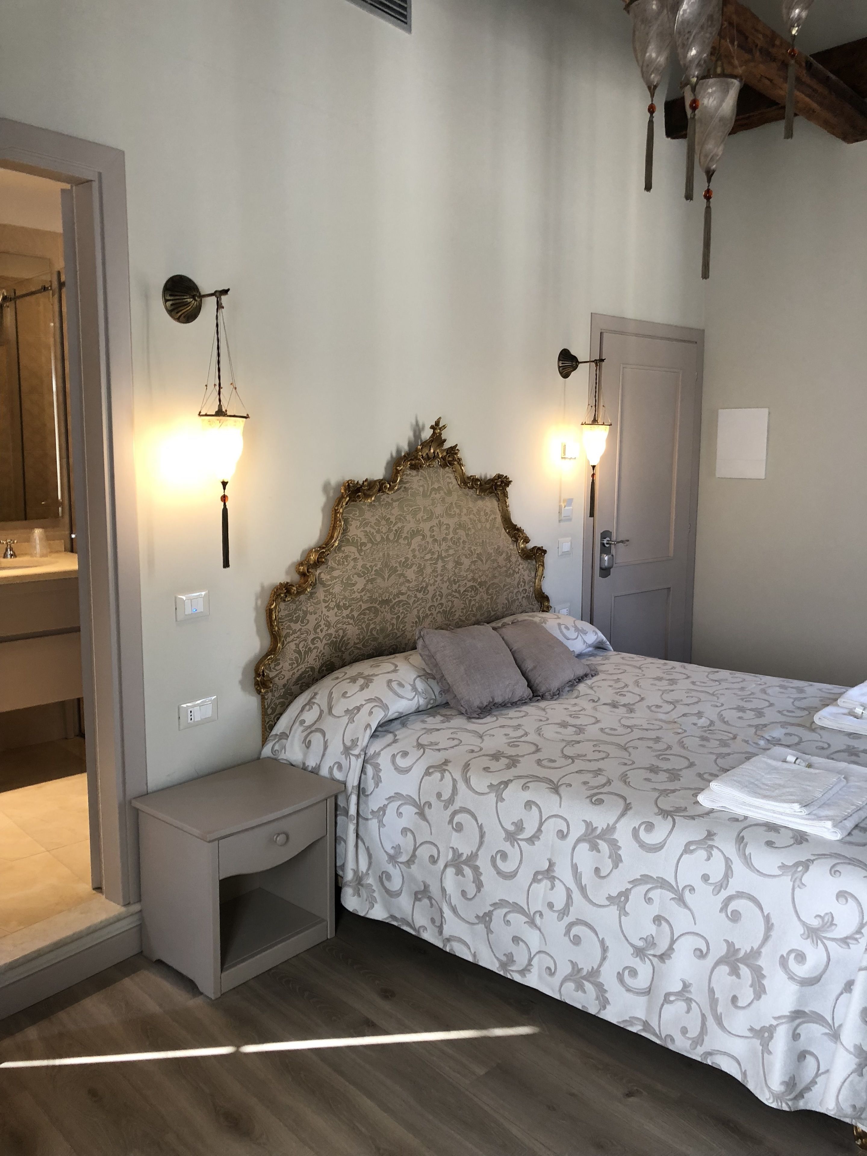 1 غرفة نوم وألحفة محشوة بالريش وميني بار وخزنة داخل الغرفة