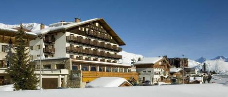 Vista frontal de la propiedad