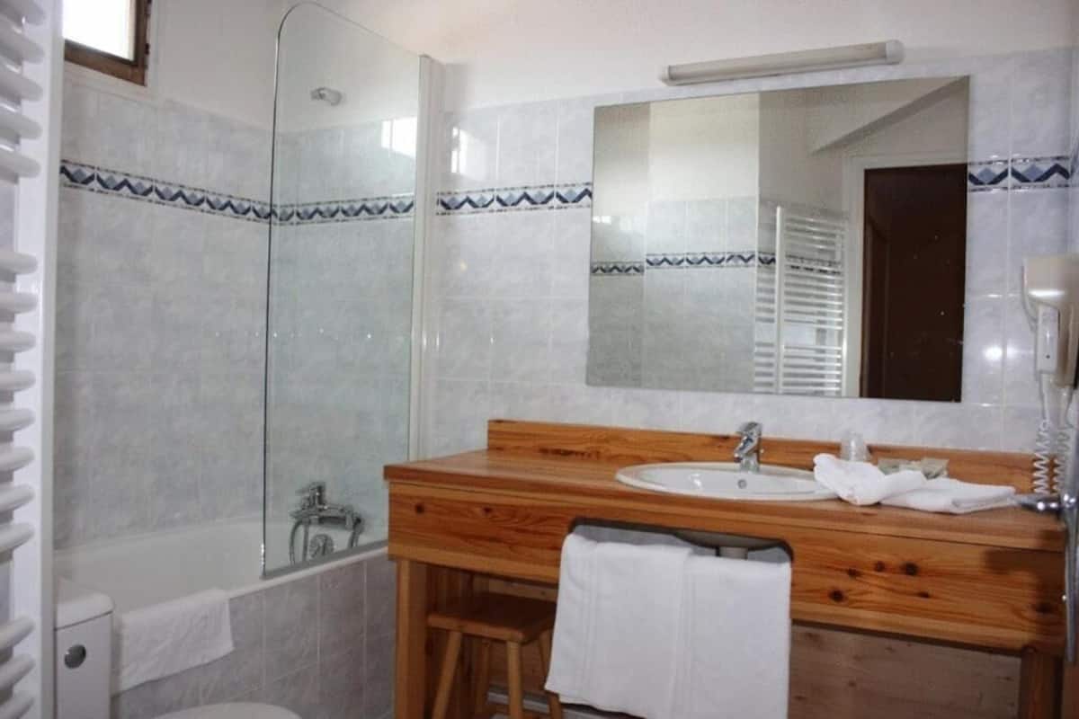 combined shower/bathtub, free toiletries, hair dryer, bathrobes