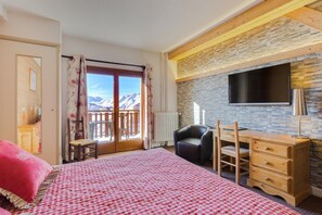 Quarto casal ou duplo luxo, vista para a montanha | 1 quarto, cofres nos quartos, escrivaninha, cortinas blackout