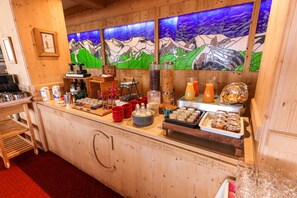 Daily buffet breakfast for a fee - Hôtel Le Castillan (Huez)