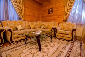 Casa de campo familiar, cocineta | Área de sala de estar | Televisión 