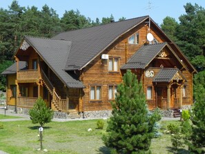 Vista frontal de la propiedad