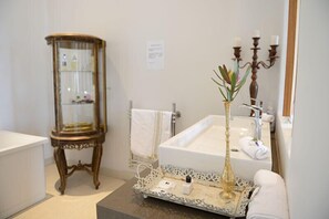 Lyxhus - 4 sovrum | Badrum | Badkar och dusch och handdukar