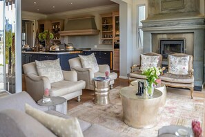 Maison Luxe, 4 chambres | Coin séjour