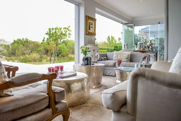 Maison Luxe, 4 chambres | Coin séjour