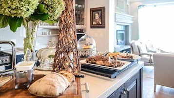 Maison Luxe, 4 chambres | Cuisine privée | Grand réfrigérateur, micro-ondes, four, plaque de cuisson
