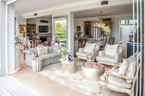 Nhà Cao cấp, 4 phòng ngủ | Khu phòng khách