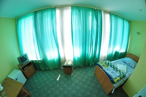 Chambre Simple Standard | Bureau, chambres insonorisées, fer et planche à repasser