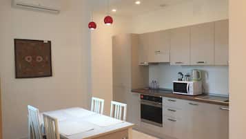 Full-sized fridge, microwave, oven, stovetop