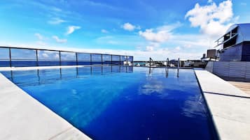 Una piscina techada, una piscina al aire libre