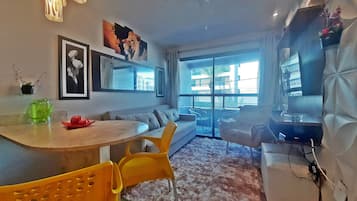 Apartamento família, vista parcial para o mar (1º andar) | Área de estar | TV LED 32 polegadas com canais digitais, TV