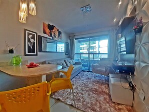 家庭公寓, 部分海景 (1º andar) | 起居区 | 32-英寸LED 电视 （配备数码频道）、电视