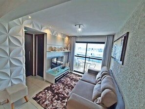 Appartement supérieur (5º andar) | Aire de séjour | Téléviseur à DEL de 32 po avec télévision numérique, téléviseur