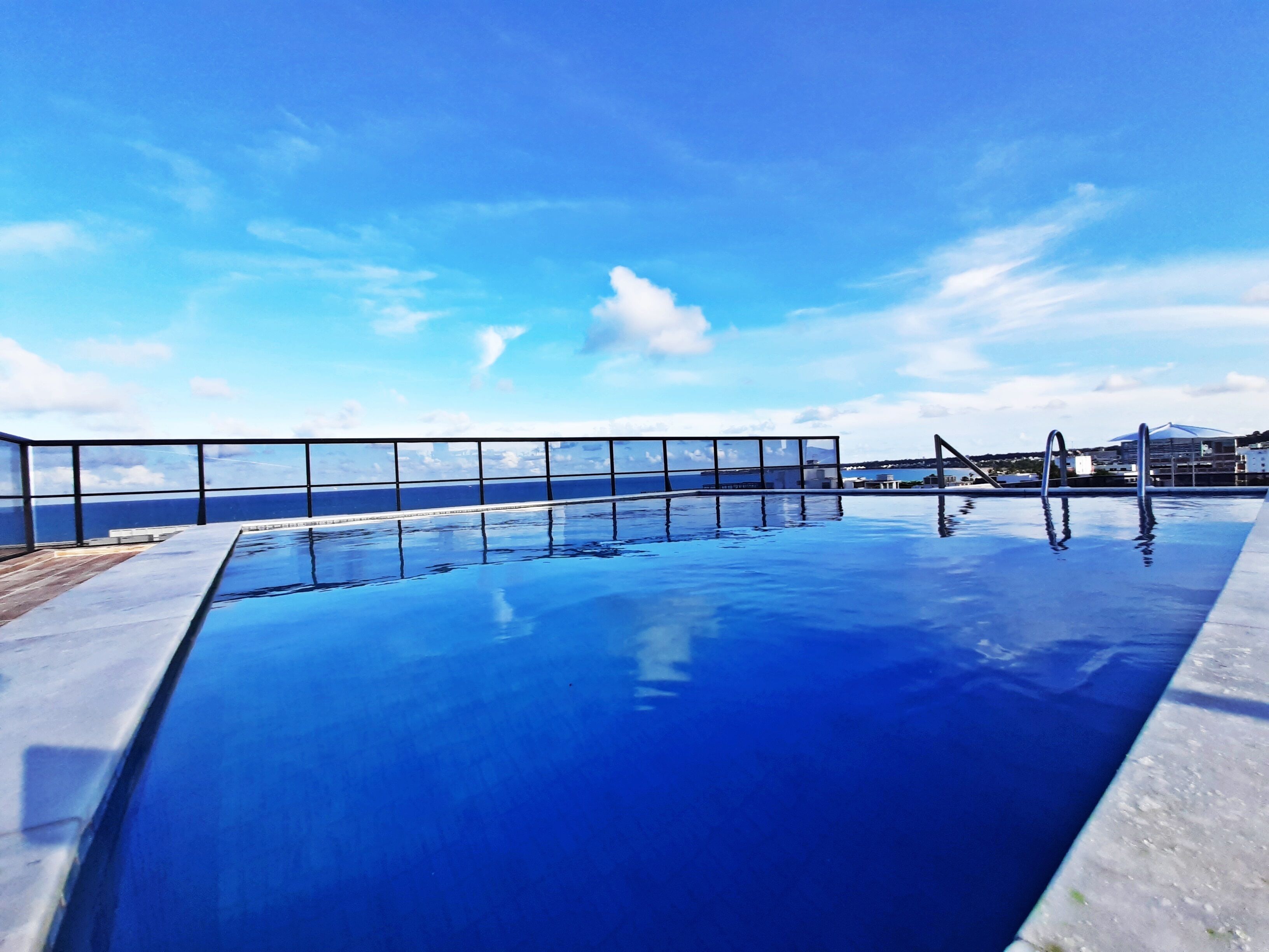 Una piscina techada, una piscina al aire libre