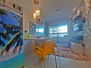 Appartamento familiare, vista mare parziale (1º andar) | Area soggiorno | TV LED 32 pollici con canali digitali, TV