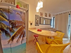 Apartamento família, vista parcial para o mar (1º andar) | Sala de jantar