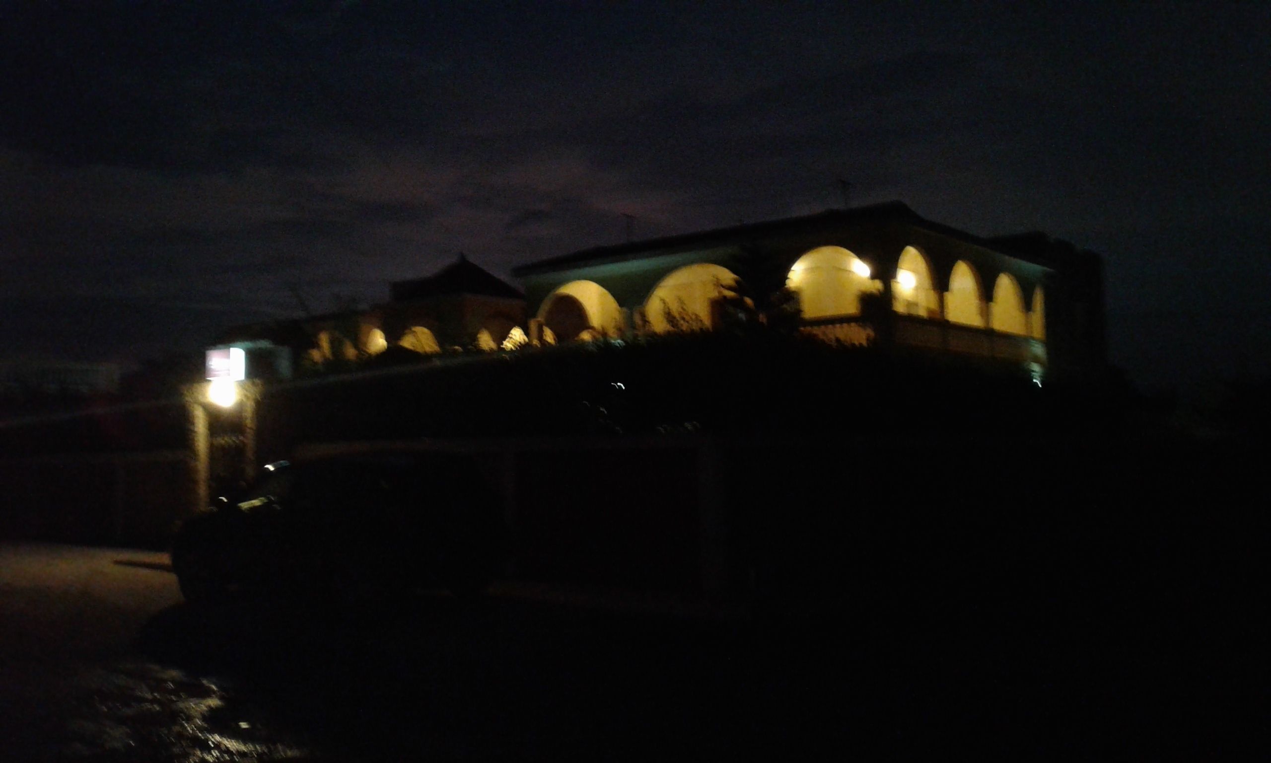 Fachada de la propiedad por la tarde o noche