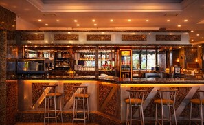 Bar (on property) - Kayhanbey Otel (Kuşadası)