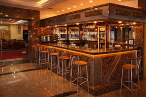 Bar (on property) - Kayhanbey Otel (Kuşadası)