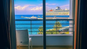 A balcony with a view of the ocean and a cruise ship. - Kayhanbey Otel (Kuşadası)