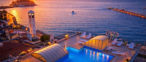 Piscina all'aperto, lettini