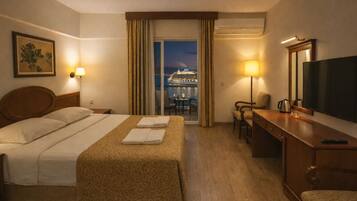 Roupas de cama premium, frigobar, cofres nos quartos, escrivaninha