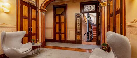 Sala de estar en el lobby