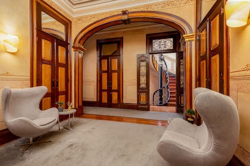 Coin salon dans le hall