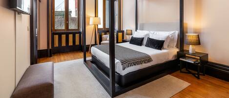 خزنة داخل الغرفة وبديكورات فريدة لكل غرفة وطراز فريد لكل وحدة