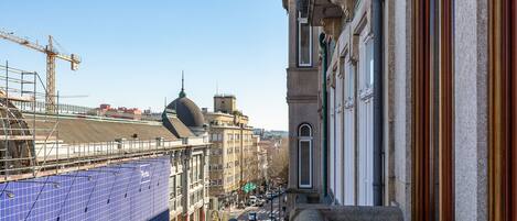Une vue de rue avec un bâtiment doté d’une grande façade bleue, d’un dôme et d’une grue de construction en arrière-plan.