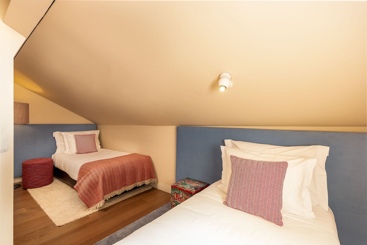 Deluxe Apartment, 1 Bedroom ( 4 D) | 1 bedroom, in-room safe, individually decorated, individually furnished