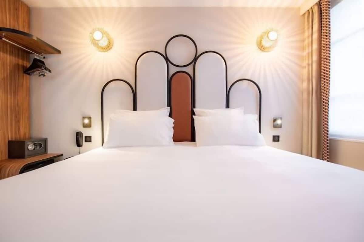 Premium bedding, in-room safe, desk, blackout drapes