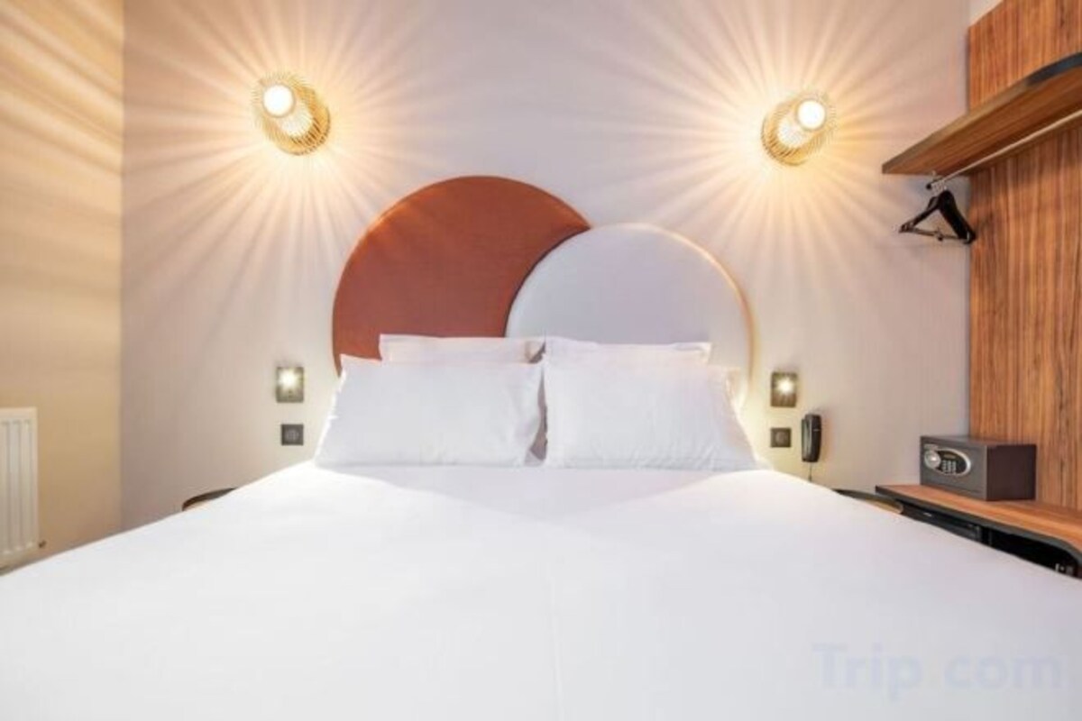 Premium bedding, in-room safe, desk, blackout drapes