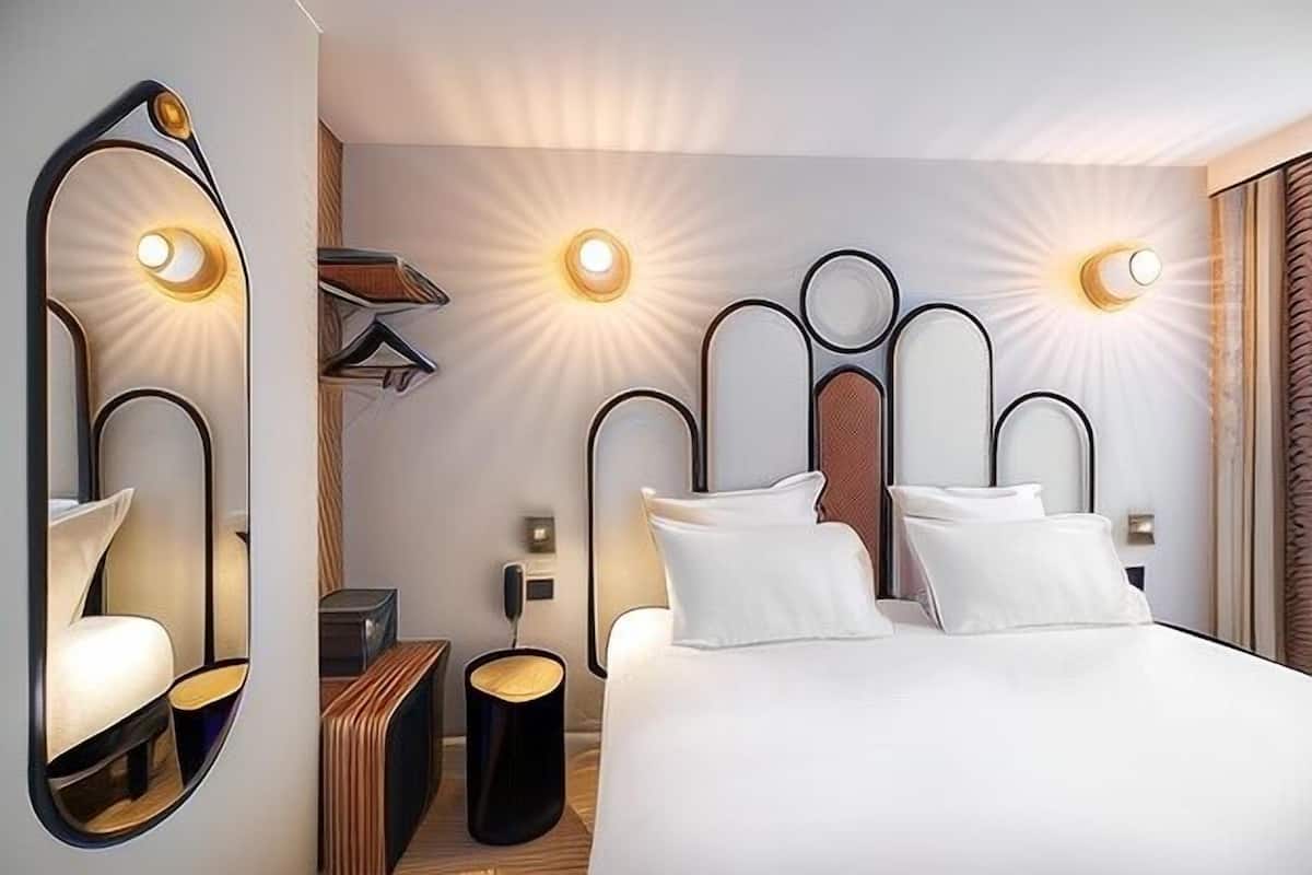 Premium bedding, in-room safe, desk, blackout drapes