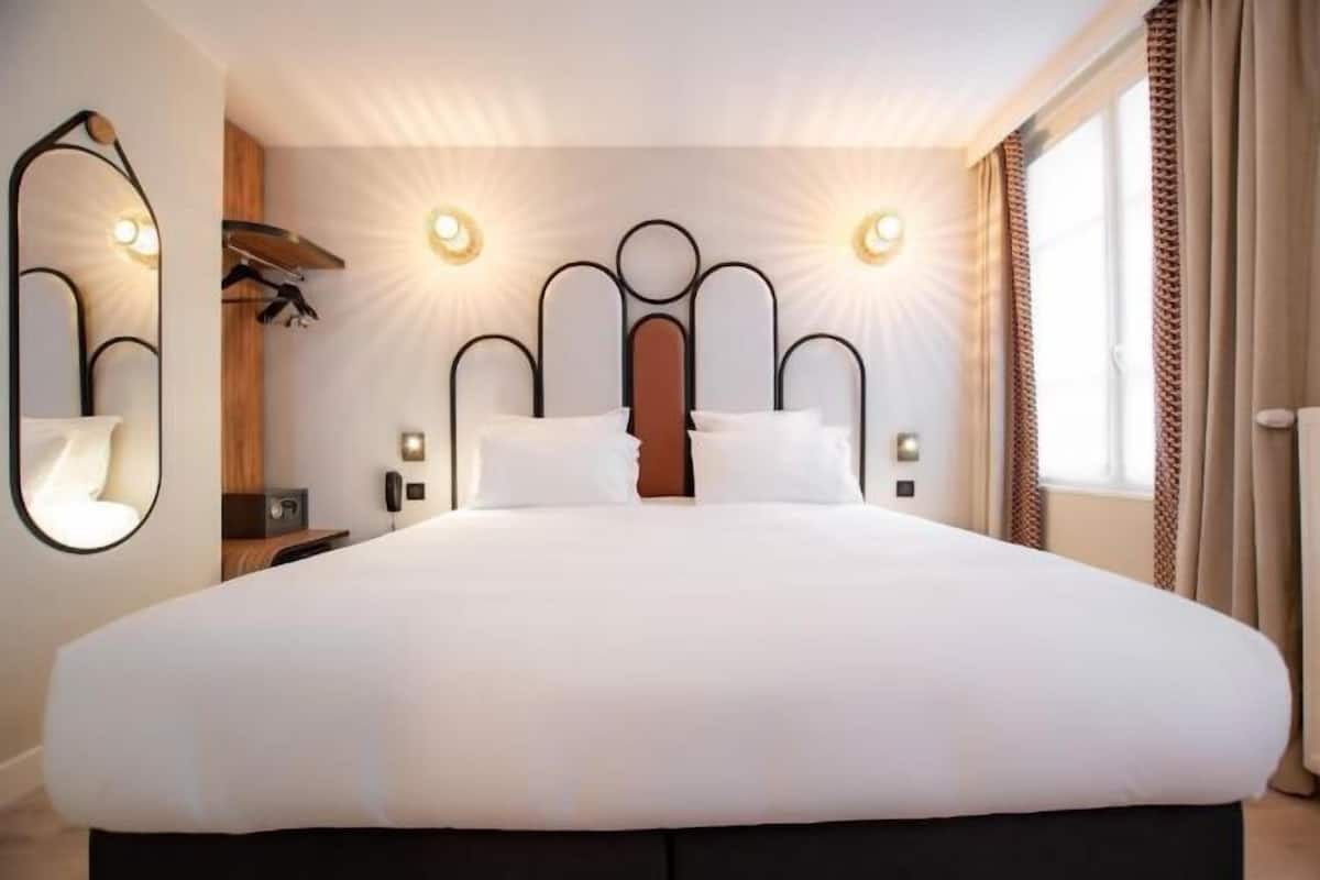 Premium bedding, in-room safe, desk, blackout drapes
