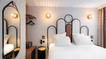 Premium-sengetøj, pengeskab på værelset, skrivebord