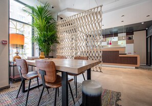 Lobby sitting area - Hôtel de l'Espérance (Paris)