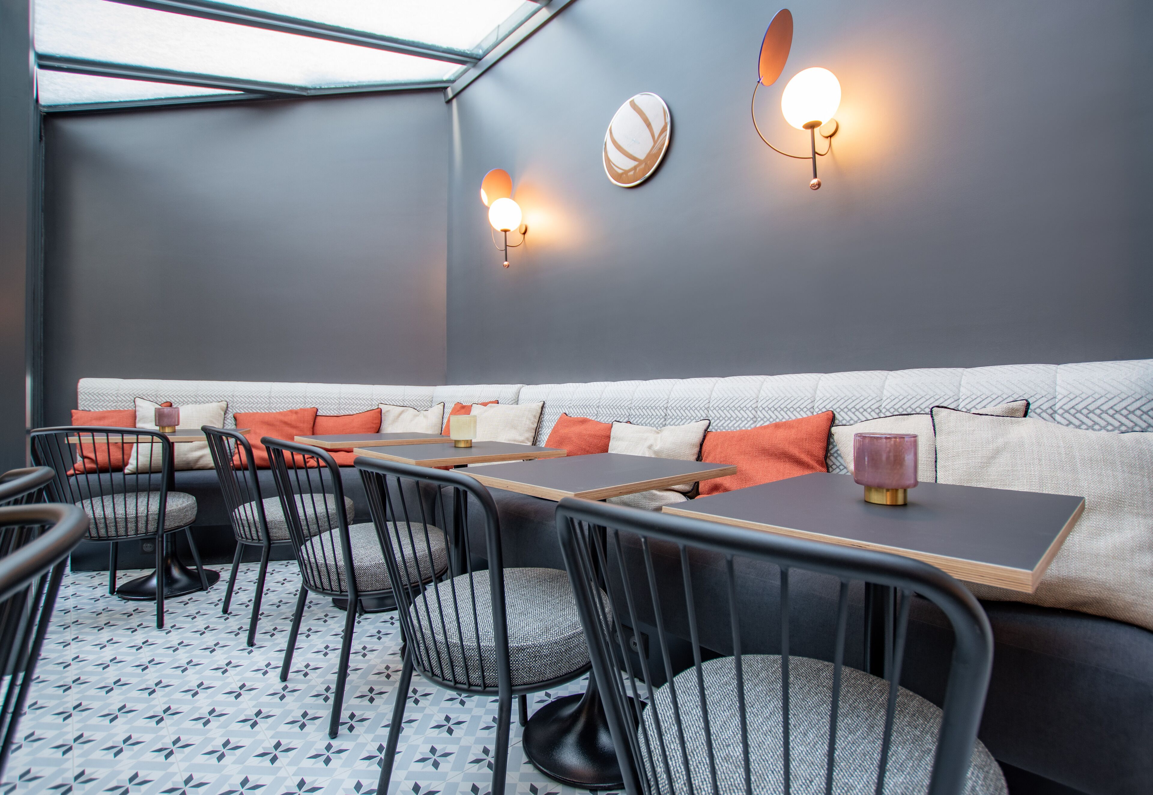 每日供应自助式早餐（每人 EUR 18）