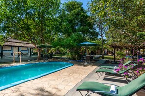Outdoor pool, sun loungers - Pousada Rio Claro (Pocone)
