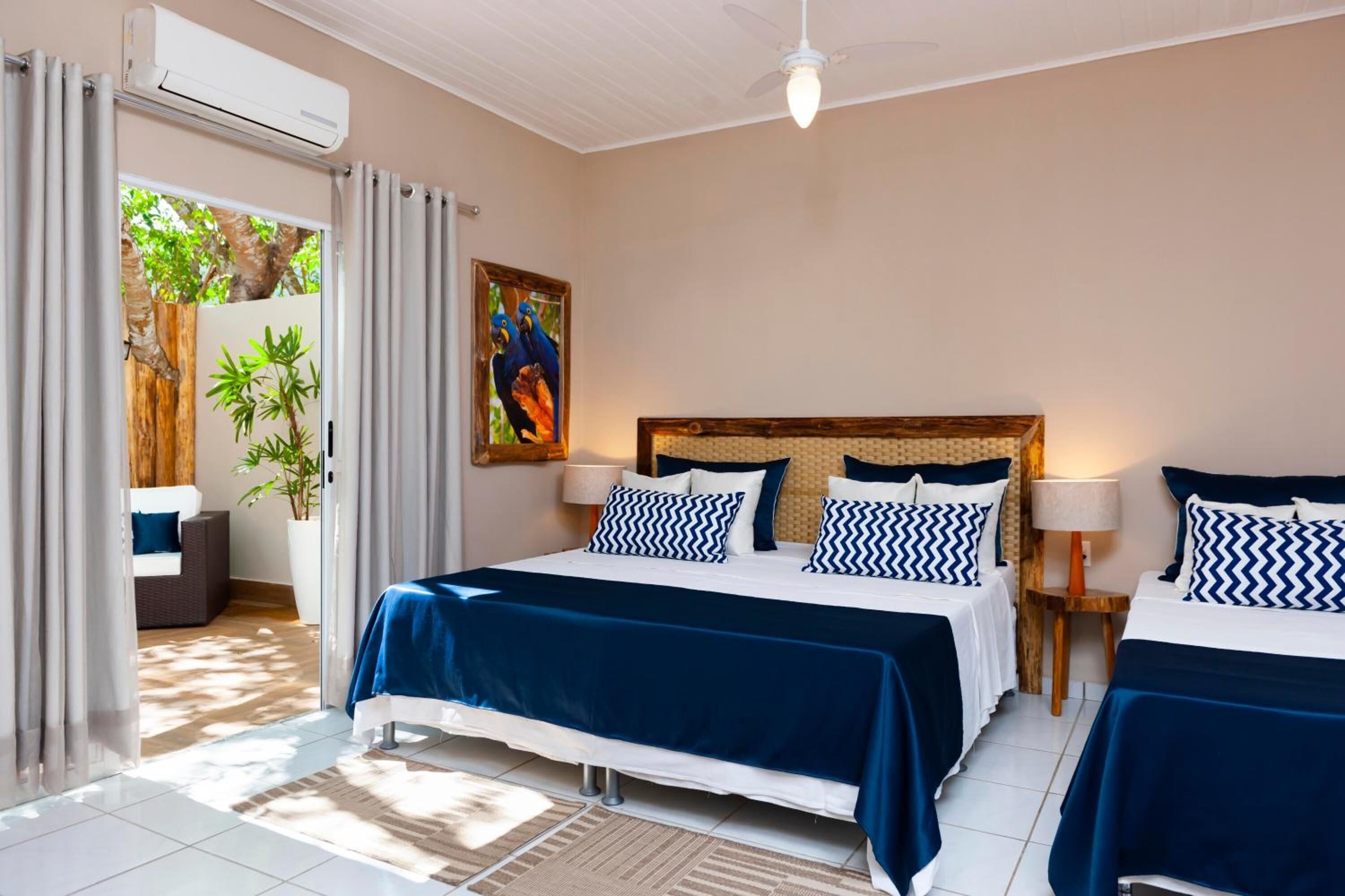 Minibar, desk, free WiFi, bed sheets