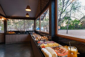 Free daily buffet breakfast - Pousada Rio Claro (Pocone)