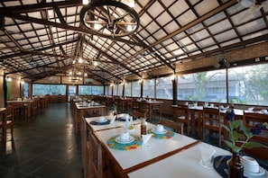 Lunch and dinner served - Pousada Rio Claro (Pocone)
