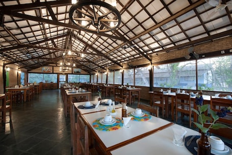 Lunch and dinner served, Brazilian cuisine. Pousada Rio Claro