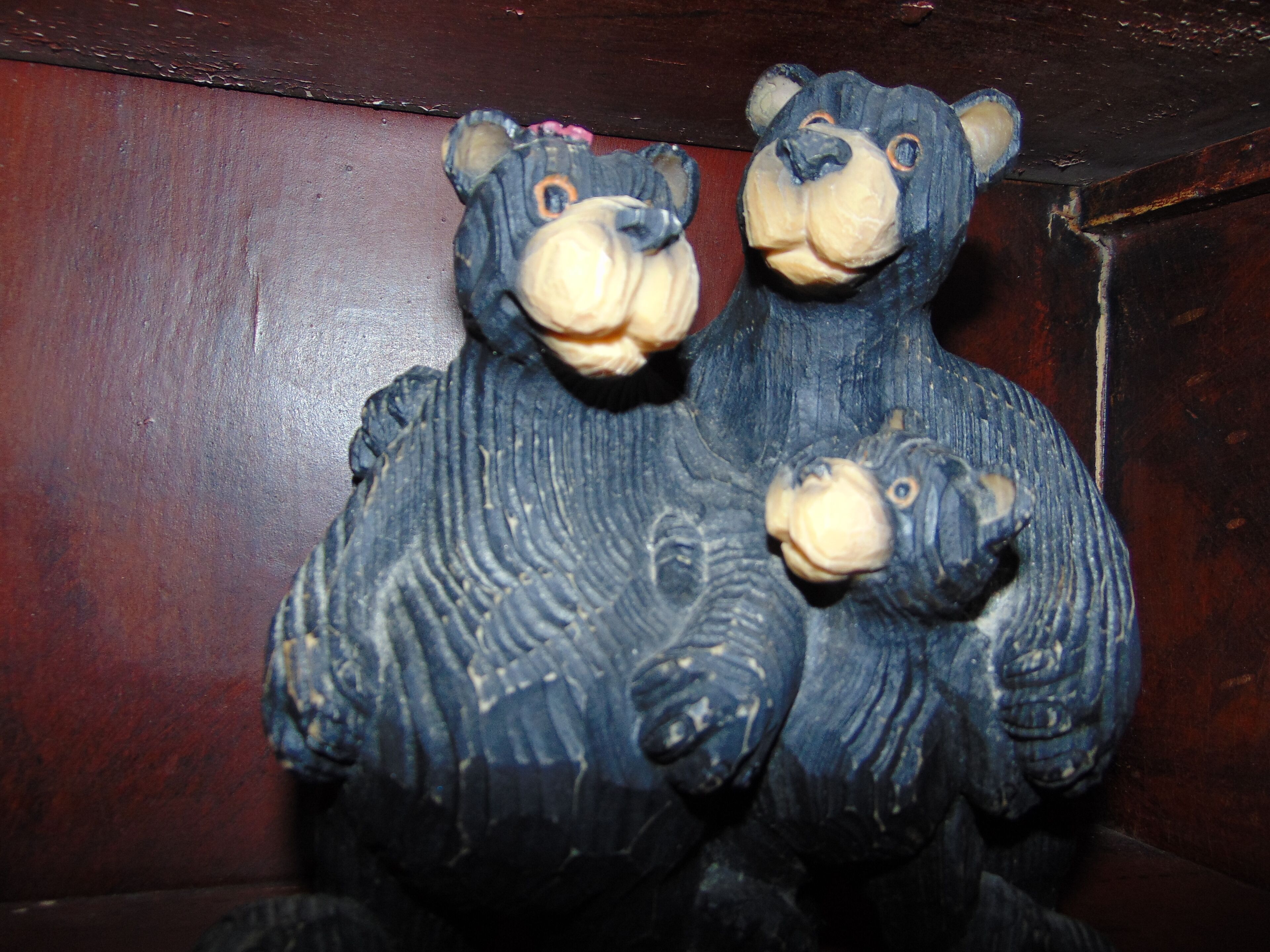 Dos figuritas de madera de osos.