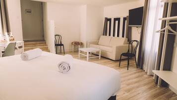 Studio | Minibar, desk, soundproofing, free cribs/infant beds